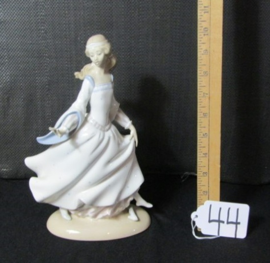 Lladro Cinderella?S #4828 Lost Slipper Figurine