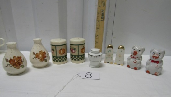 4 Sets Of Vtg Salt And Pepper Shakers And An Additional Shaker