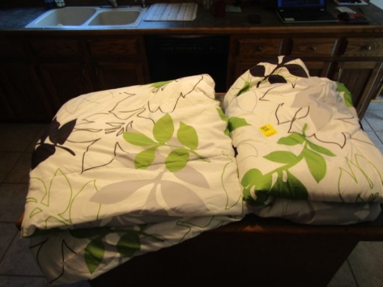 2 Matching Twin Size Comforters (LOCAL PICK UP ONLY)