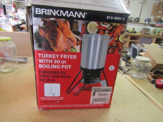 N I B 30 Quart Boiling Pot W/ All Items Shown Except The Gas Fryer  (Local Pick Up Only )