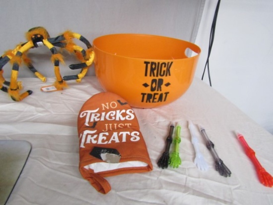Candy Bucket W/ Fuzzy Bendable Spider, Oven Mit And 5 Skeleton Pens