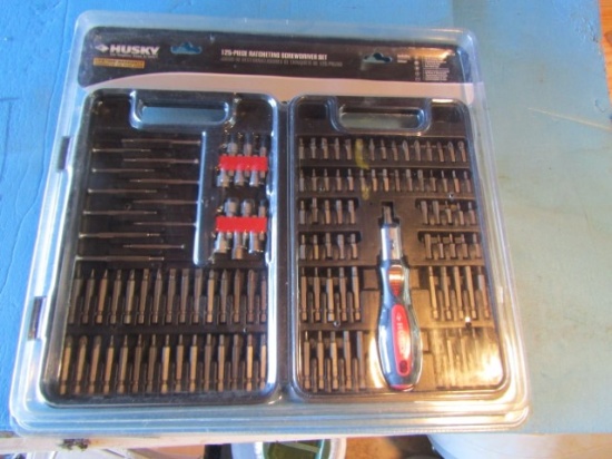 N I B Husky 125 Piece Ratcheting Screwdriver Set