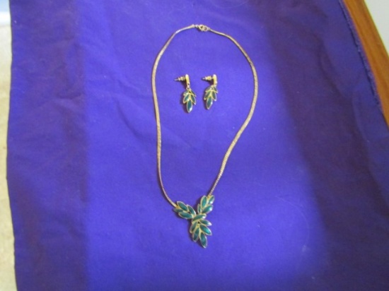 Trifari Gold Tone W/ Emerald Green Stones Matching Nercklace And Earrings