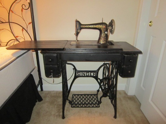 Vintage Singer Sewing Machine on Wood/Metal Base w/ Accessories, Ornate Motif