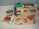 Lot - Kid's Toys Fisher Price School Days Desk, Plays Kool Wagon