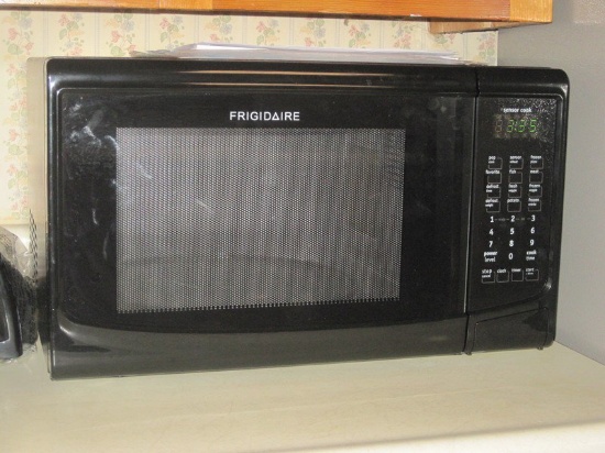 Black Frigidaire Microwave w/ Sensor Cook