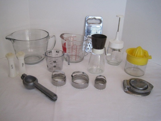 Kitchen Utensils & Gadgets, Chopper, Juicer, Tupperware S/P Shakers, 2 Glass Measuring Cups