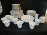 Signature Fine China 'Golden Traditions' Lot