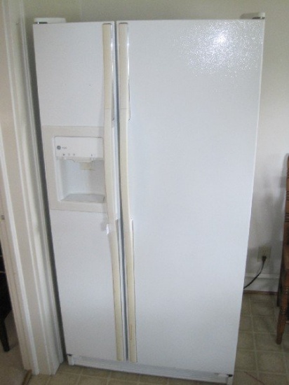 White G.E. Profile SidexSide Refrigerator w/ Ice Maker & Door Water/Ice Dispenser