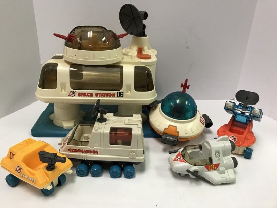 Lot - Playworlds Playmates Space Station '06 Playsert w/ Accessories/Figurines, Etc.