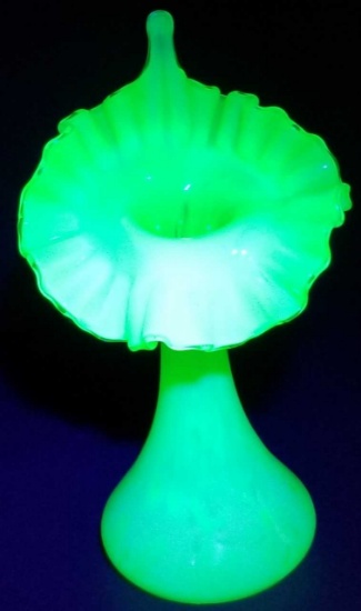 Fenton Vaseline Uranium Jack In Pulpit Style Fern & Daisy Opalescent Pattern Vase