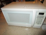 Hamilton Beach White Metal Microwave