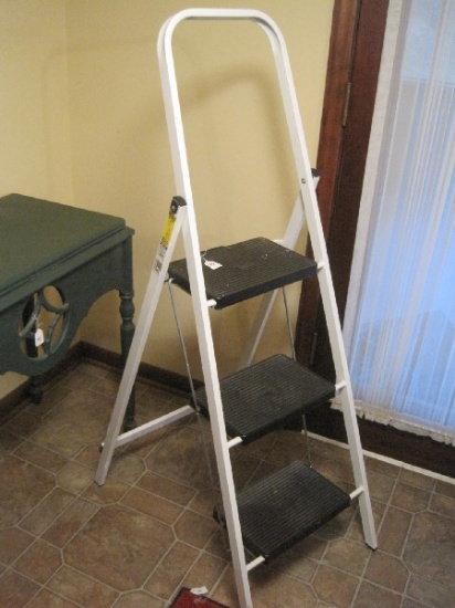 Tricam Ind. 4' 6" Folding Step Ladder
