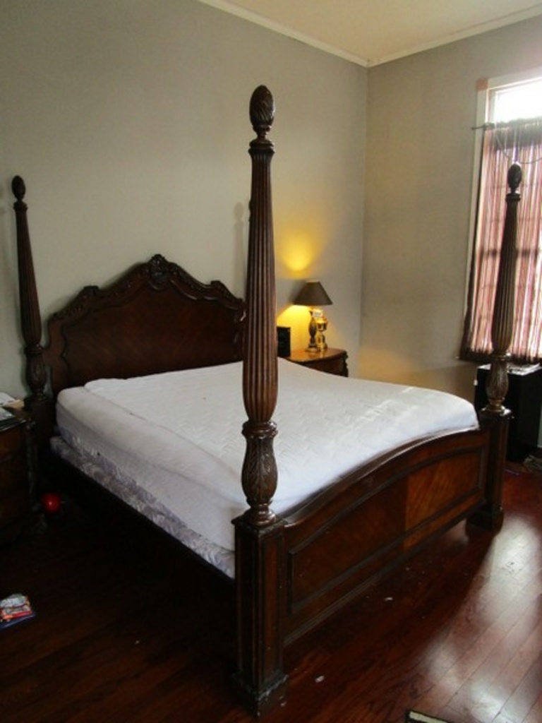 Dark Wood 4 Poster Bed Scalloped Columns Pinecone Finials Dark Wood 4 Poster Bed Scalloped