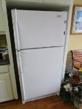 Maytag White Fridge/Freezer Model RTD19EOD