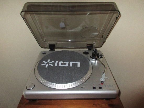 ION TTUSB10 Turn Table Record Player w/ Smoke Color Plastic Hinged Cover
