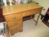 Bassett Furniture Maple Student Desk w/ Dovetail Drawers Top Simulated Maple