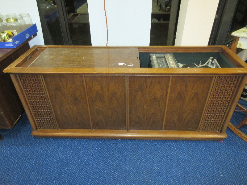 Magnavox Astro Sonic Am Fm Radio W Micromatic Turn Table Console