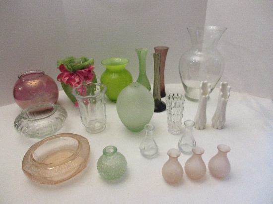 Lot - Milk Glass Mid-Century Bud Vases, Lime Green Case Glass Vase 6 1/2"