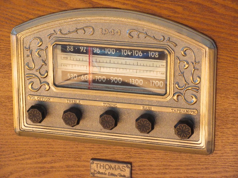 Thomas Collectors Edition Floor Model 1944 Radio | Proxibid