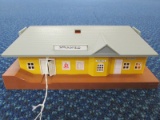 Lionel Springfield Ticket Office w/ Moving Luggage Loader