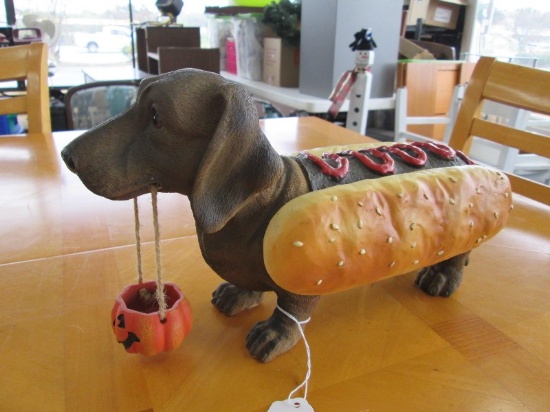 Hotdog Dachshund w/ Trink or Treat Pumpkin Décor