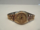 Seiko Quartz Ladies Wrist Watch w/ Date & Day Display Gold Tone