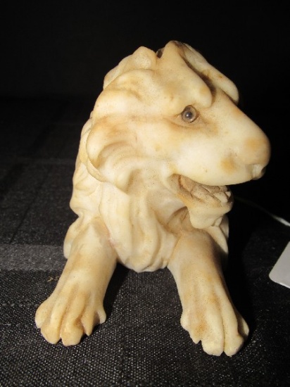 Curved White Marble Lion Décor
