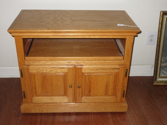 Oak T.V. Stand Cabinet on Casters Middle Slide Out Shelf & Double Panel Base Doors