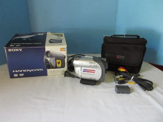 Sony Handy Cam DCR/DVD105 Digital Video Camera Recorder w/ Bag & Cord