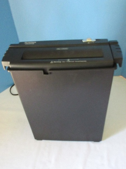 Aurora Professional Grade 6 Sheets Strip Cut Paper Shredder w/ Wastebasket