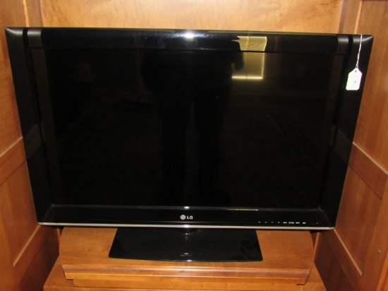 LG HDTV 32" Corner to Corner w/ Stand