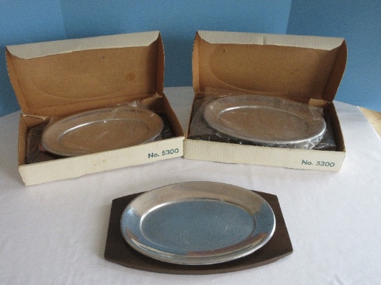 Group - Hellerware Set 4 Individual Steak Platters Aluminum Tray/Walnut Finish Trivet
