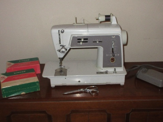 Vintage Singer Auto-Reel Sewing Machine Model 600 w/ Special Discs & Attachments, Etc.