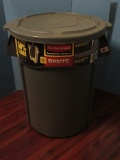 Rubbermaid Commercial Products 44 Gallon Brute Trash Can Features Integrated Cinches