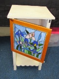 Wooden Side Table 1 Slag Glass Décor, 1 Lower Scallop Shelf, Narrow Legs