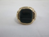 10k Gold Ring w/ Carved Green Stone Center, Grooved Sides