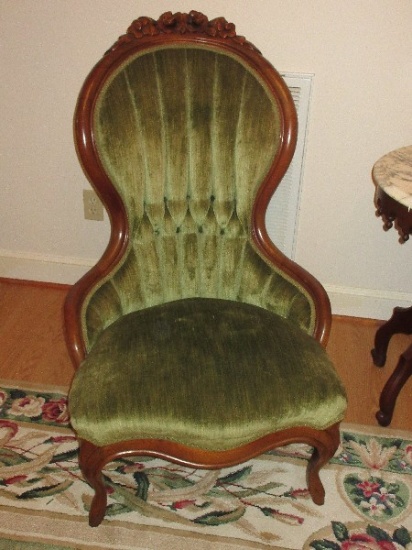 Classic Victorian Era Style Walnut ladies Parlor Chair Ornately Carved Floral Swag