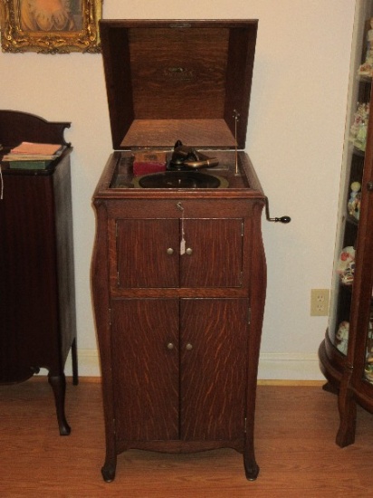 Phenomenal Antique Victor Talking Machine Co. Victrola VV-XI 569780 in Tiger Oak Cabinet