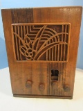 Antique RCA Victor Co. Inc. Art Deco Walnut/Mahogany Case Tombstone Tube Radio