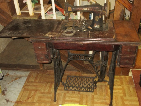 Antique Singer Sewing Machine Cast Iron Treadle The singer Manfg. Co. Trade Mark Base