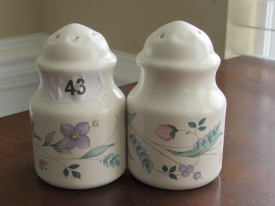 Pfaltzgraff Ceramic Floral Design Salt & Pepper Shakers