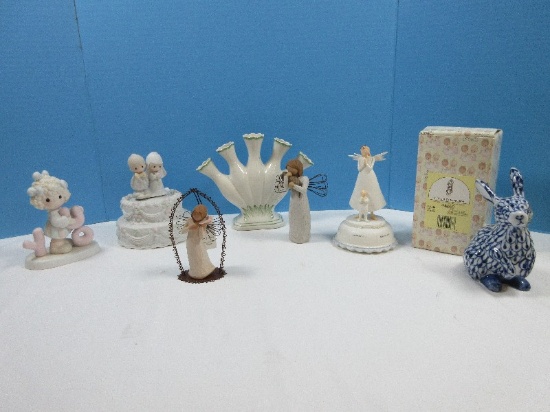 Andrea Porcelain Meadow Flower 5 Finger Vase Williamsburg, Porcelain Blue/White Bunny