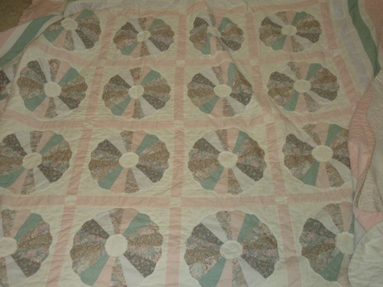 American Pacific Ent. Applique Dresden Plate Tradition Pattern Quilt. Approx 83" x 94"