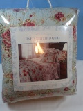 100% Cotton Finely Stitched Quilt Cottage Flowers Pattern. King Size  NIP