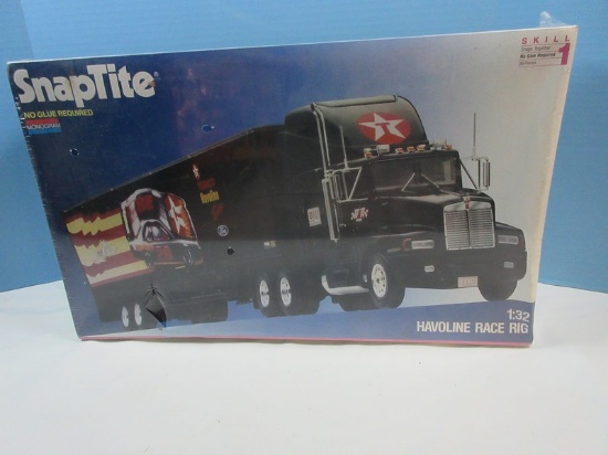 Monogram Snap Tite Havoline Race Rig 1:32 Scale Model Kit Tractor and Customized Trailer