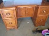 Maple Writing Student Desk w/Dovetail Drawers & Center Storage. 28