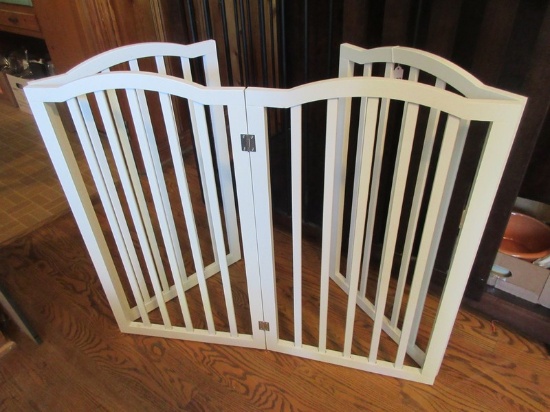Country Cottage White Spindle 4 Panel Wooden Free Standing Pet Gate w/Scalloped Top