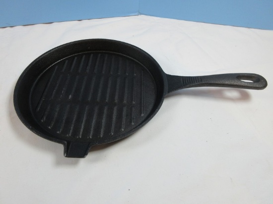 Cast Iron 9" Round Grill Pan w/Handle & Pour Spout