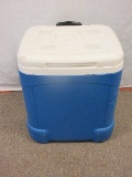 Igloo Ice Cube Cooler w/ Telescope Handle, Back wheels and Lid 4 Cup Holder